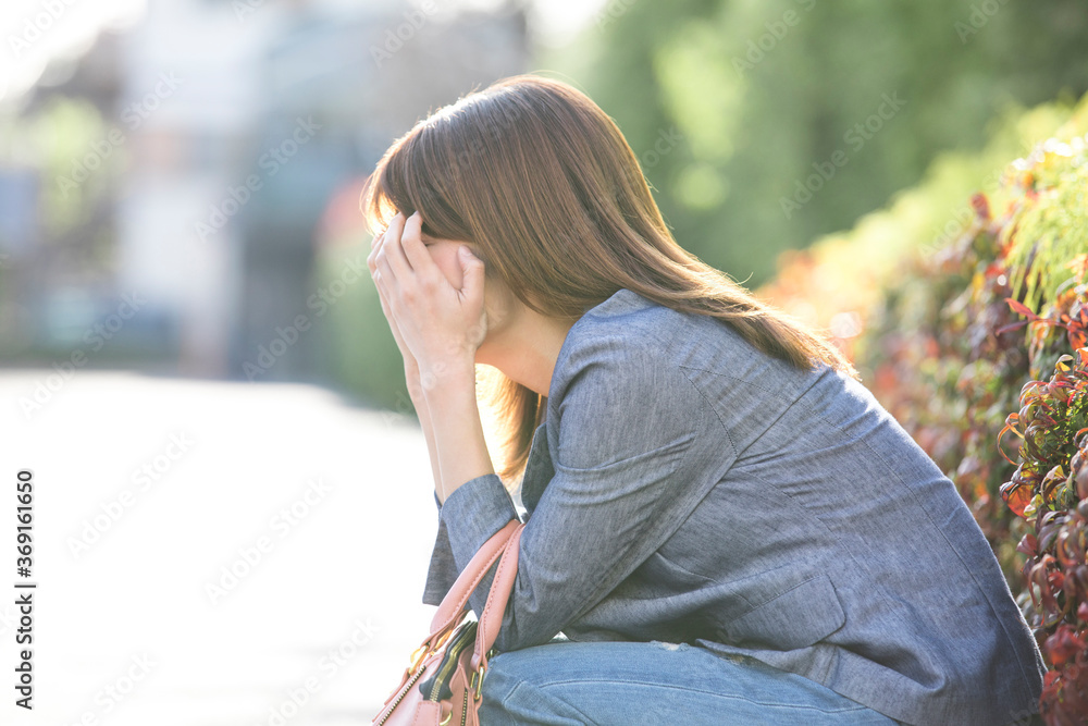 Φωτογραφία 落ち込む女性