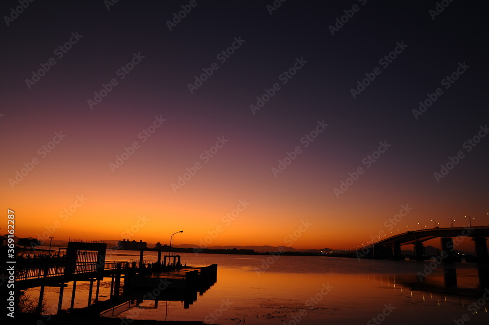 オレンジ色に染まってくる夜明けの琵琶湖畔です