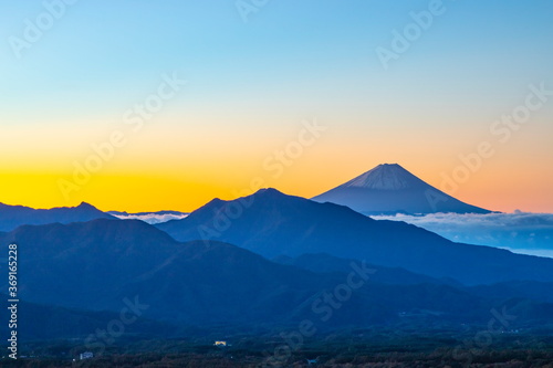 美し森から眺める夜明けの富士山、山梨県北杜市清里高原にて