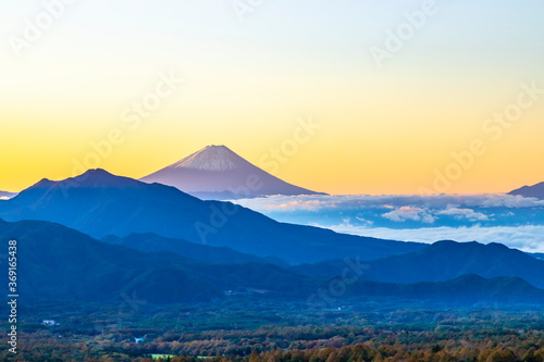 美し森から眺める夜明けの富士山と雲海に覆われた甲府盆地、山梨県北杜市清里高原にて