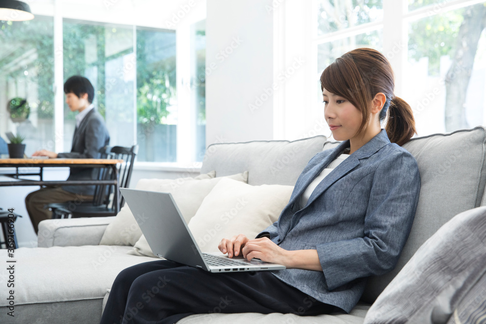 ソファで仕事をする女性 ソファで仕事をする女性