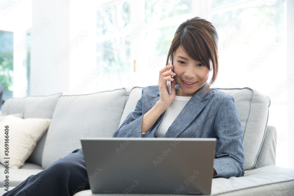 ソファで仕事をする女性 ソファで仕事をする女性