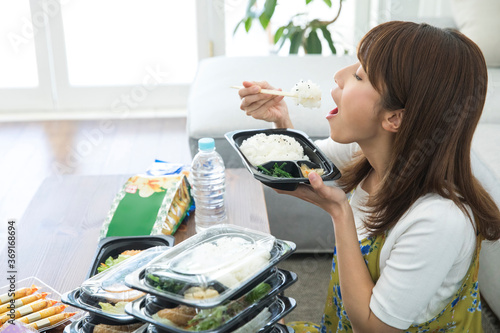 大食いの女性 photo