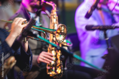 Canvas Print Concert view of a male trumpeter, professional trumpet player with vocalist and