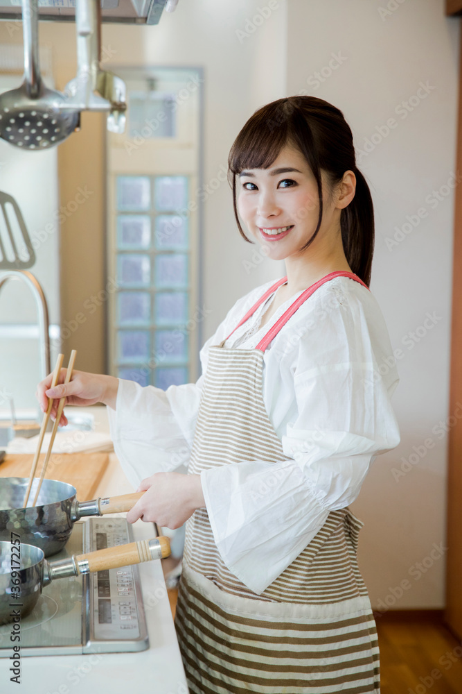 料理をする女性 料理をする女性