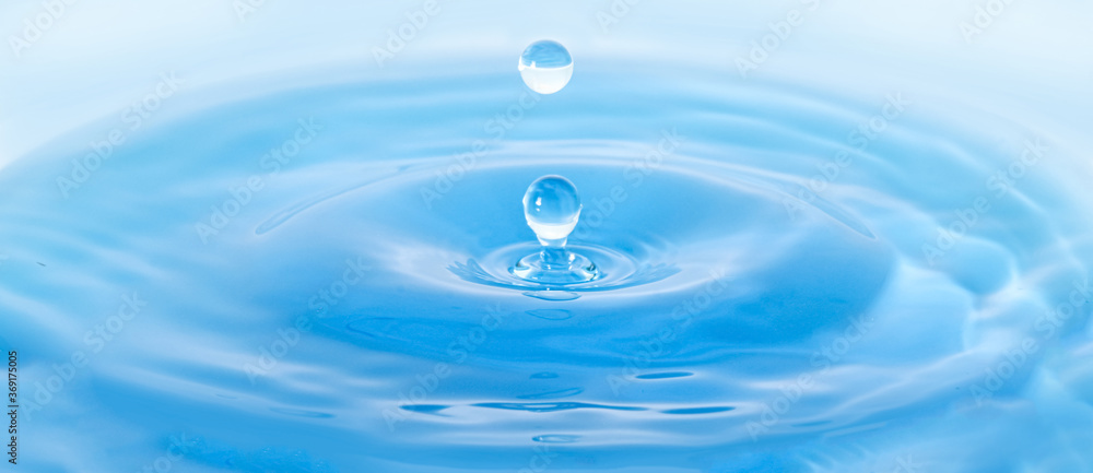 water droplets fall down closely into the blue water, making it the perfect center in nature. water droplets fall down closely into the blue water, making it the perfect center in nature.