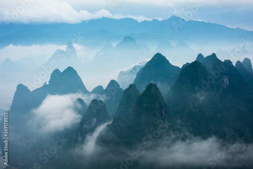 China's natural landscape, cloudy peaks, abstract natural background images.