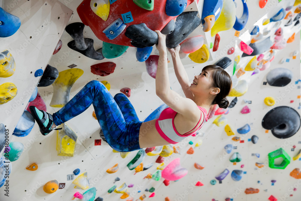 Obraz premium ボルダリングをする女性