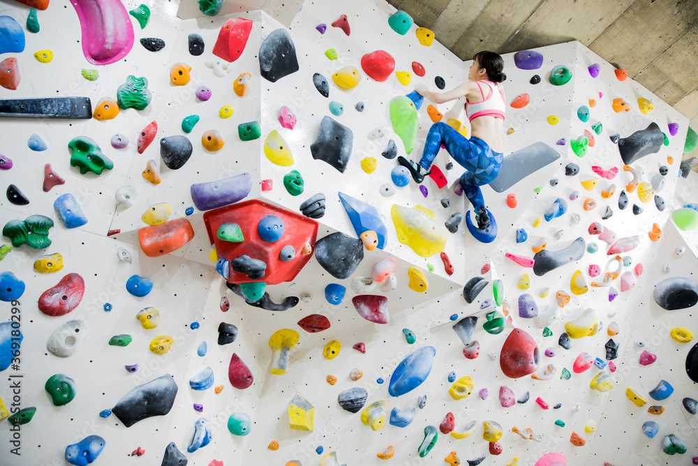 Obraz premium ボルダリングをする女性