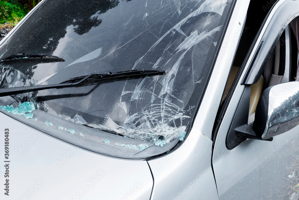 Obraz premium Broken white car because of the crash accident