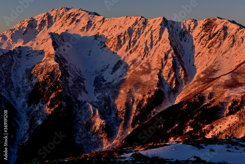Fototapeta Naklejka Na Ścianę i Meble -  冬の北岳登山「モルゲンロートに染まる間ノ岳」