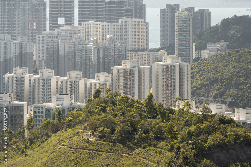 Obraz premium Hong Kong - Ap Lei Chau, mountain nature vs city