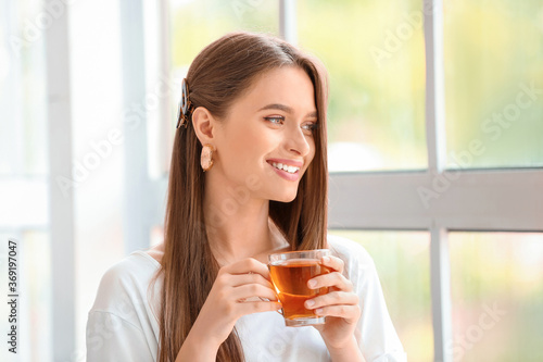 Beautiful young woman drink...