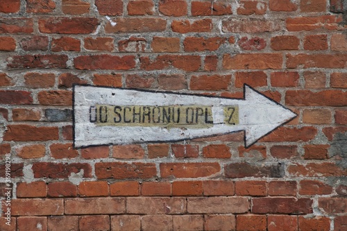 Wallpaper Mural an arrow indicating the entrance to the anti-spotter shelter Torontodigital.ca