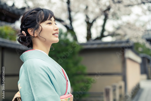 着物の女性　京都観光　桜 © metamorworks