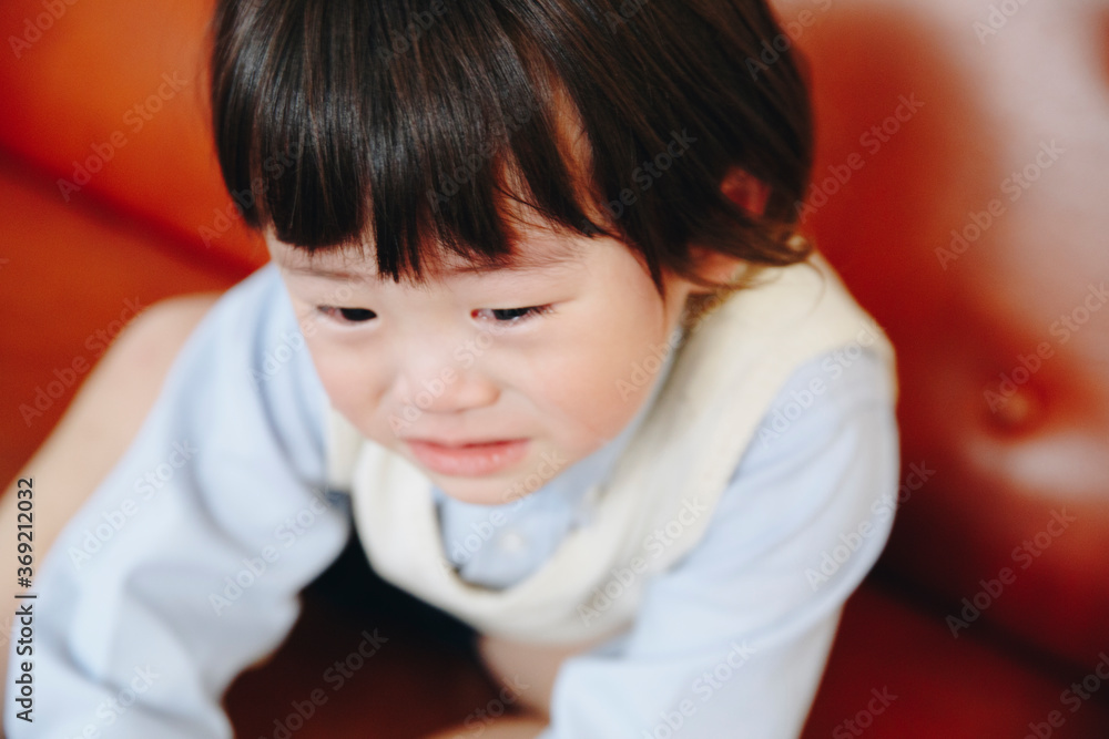 泣く男の子