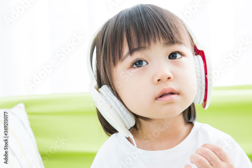 音楽を聴く幼児