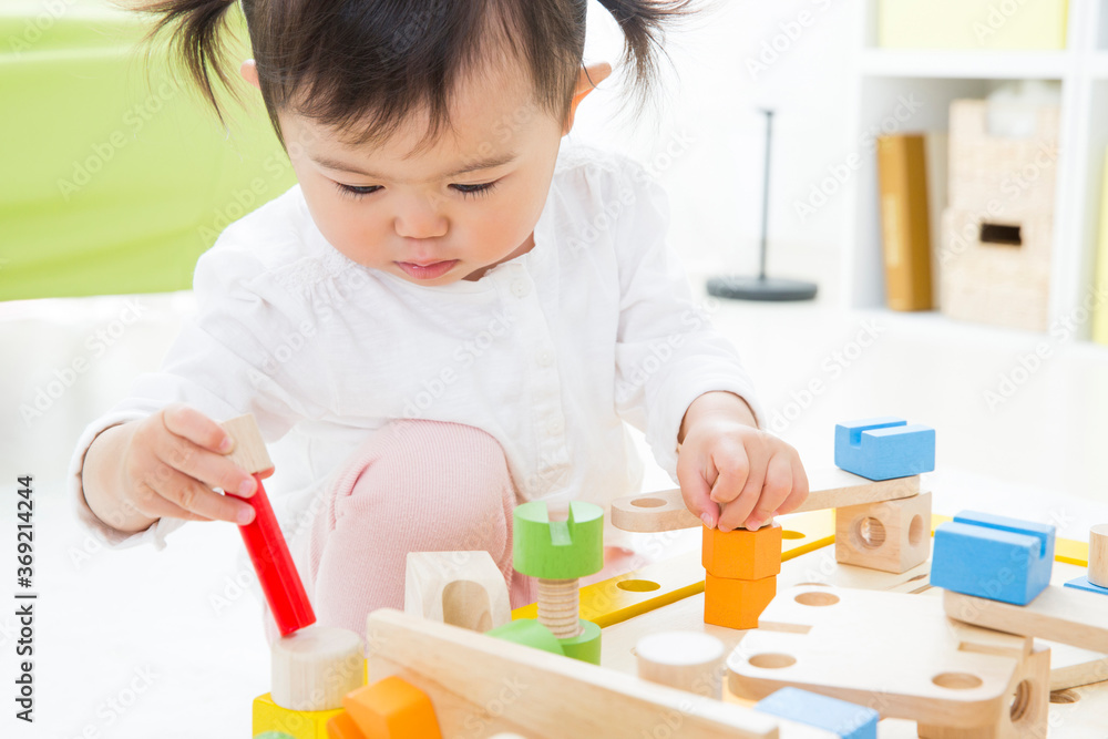 おもちゃで遊ぶ幼児 おもちゃで遊ぶ幼児