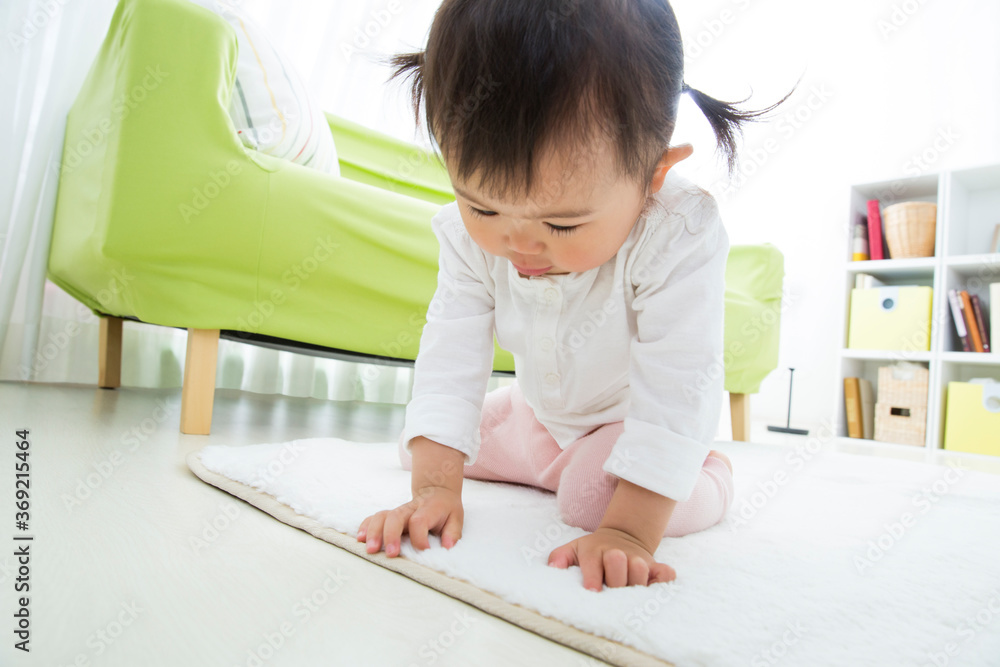 部屋で遊ぶ幼児 部屋で遊ぶ幼児