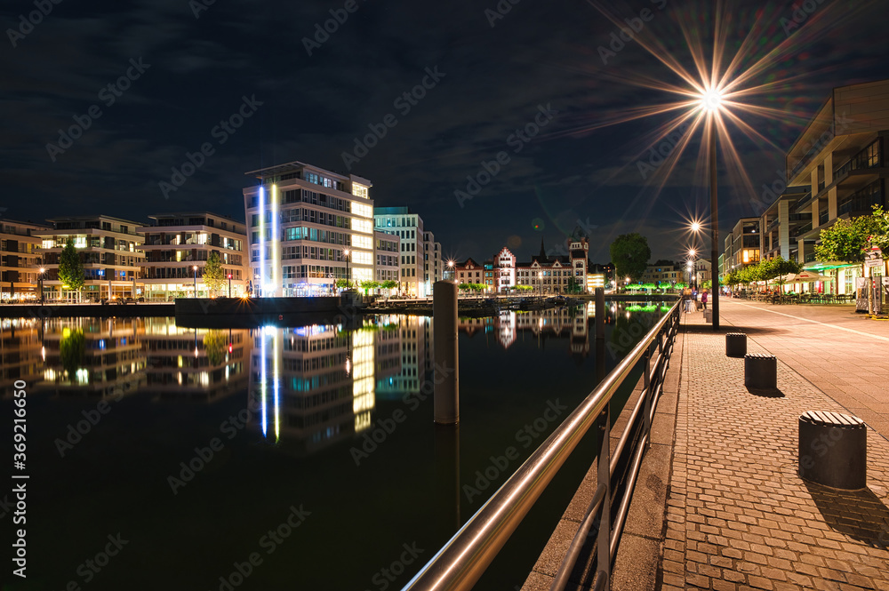 Fototapeta premium Lichter einer Stadt am Wasser
