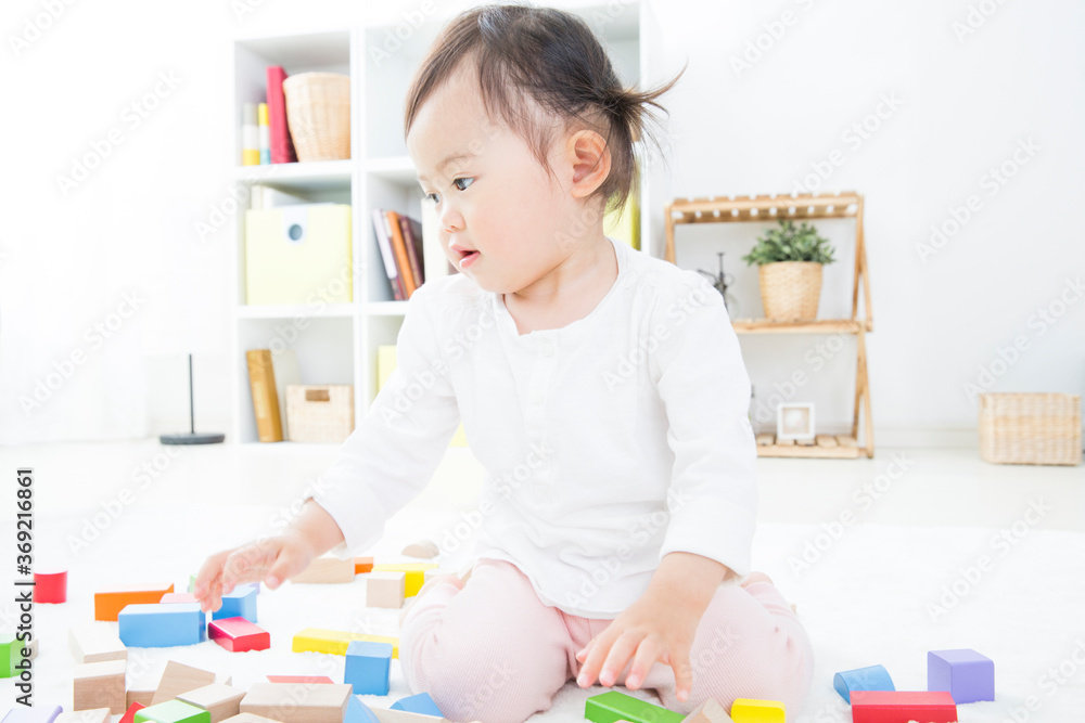 おもちゃで遊ぶ幼児