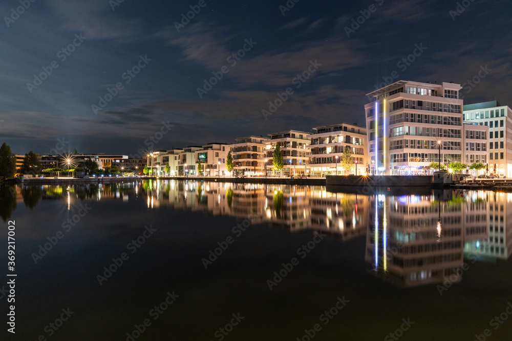 Geschäftsgebäude am Wasser bei nacht