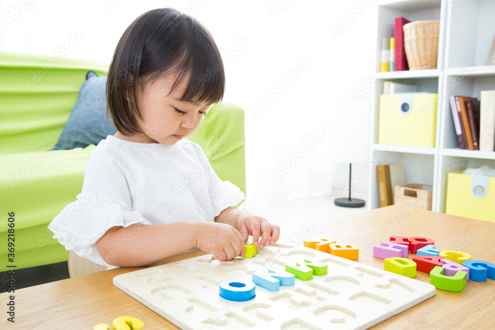 おもちゃで遊ぶ幼児 おもちゃで遊ぶ幼児