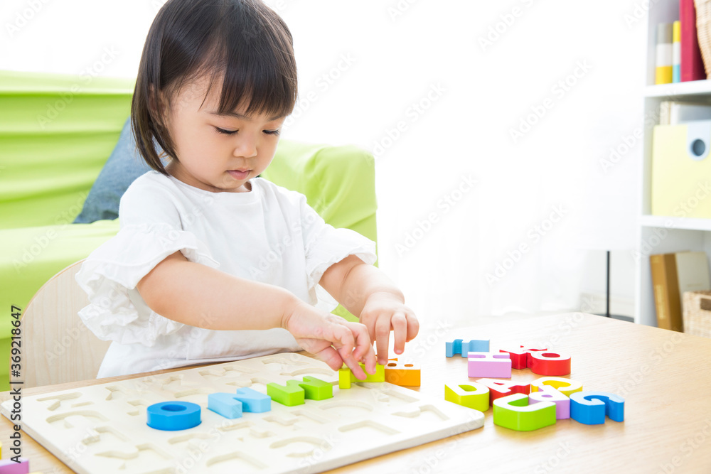 おもちゃで遊ぶ幼児 おもちゃで遊ぶ幼児