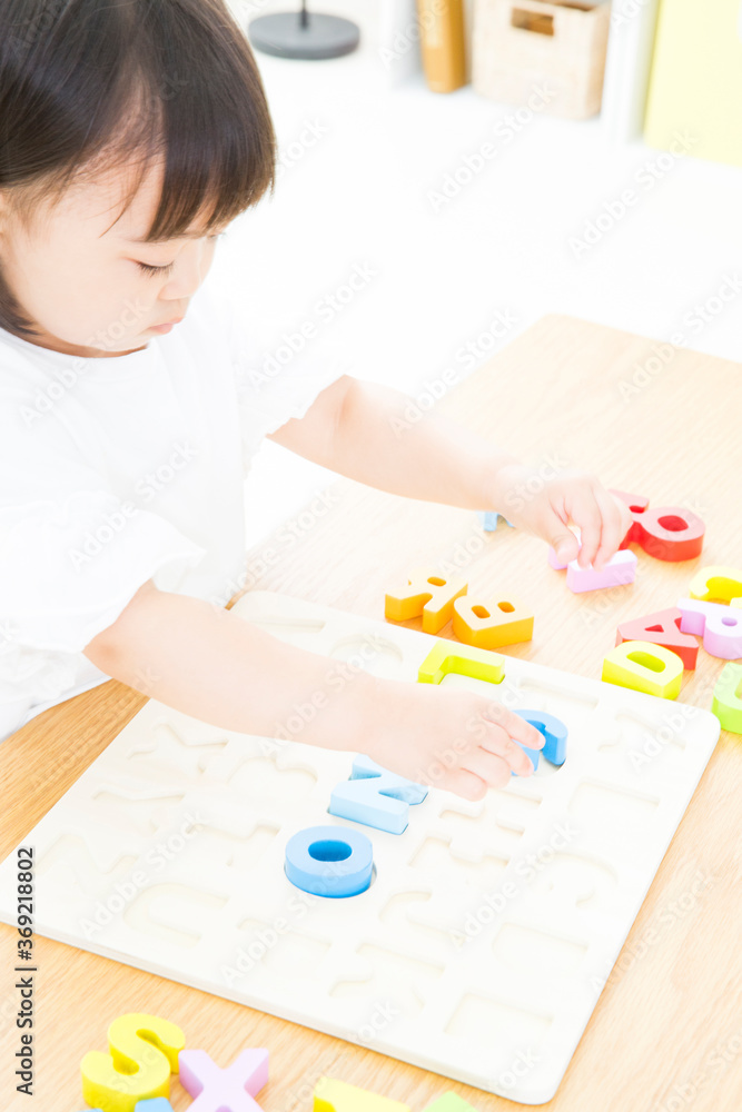 おもちゃで遊ぶ幼児 おもちゃで遊ぶ幼児