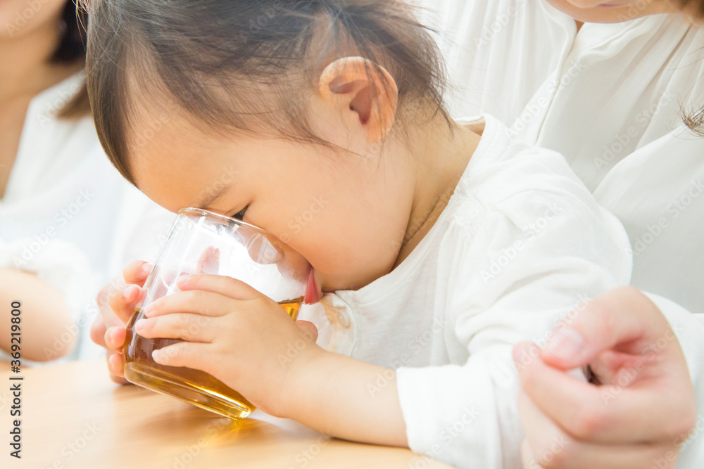 お茶を飲む幼児 お茶を飲む幼児