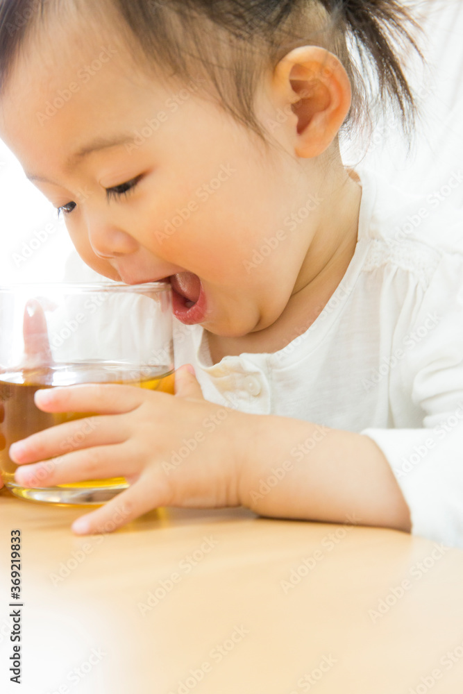 お茶を飲む幼児 お茶を飲む幼児