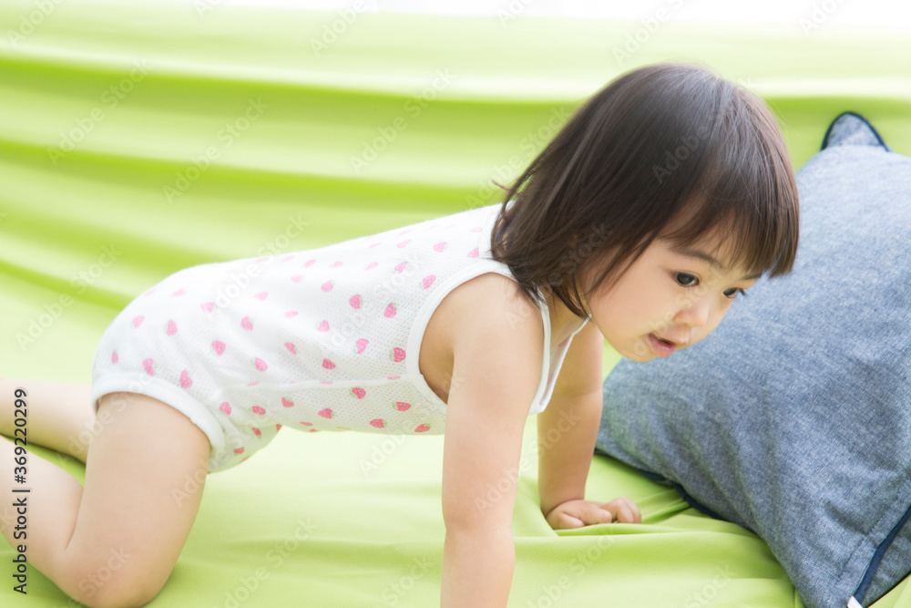 部屋で遊ぶ幼児 部屋で遊ぶ幼児