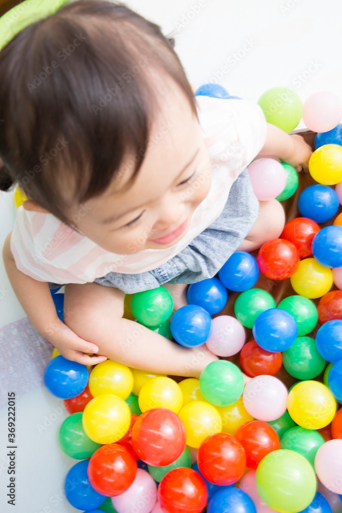 ボールプールで遊ぶ幼児 ボールプールで遊ぶ幼児