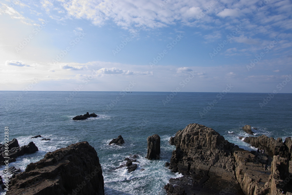 日本海と断崖と水平線