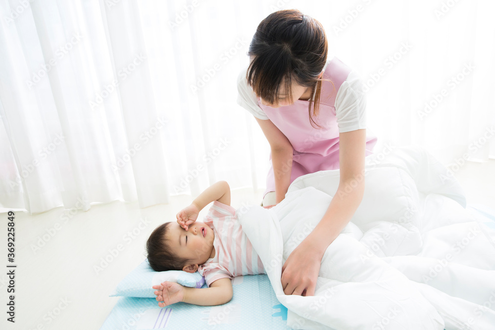 幼児を寝かしつける女性 幼児を寝かしつける女性