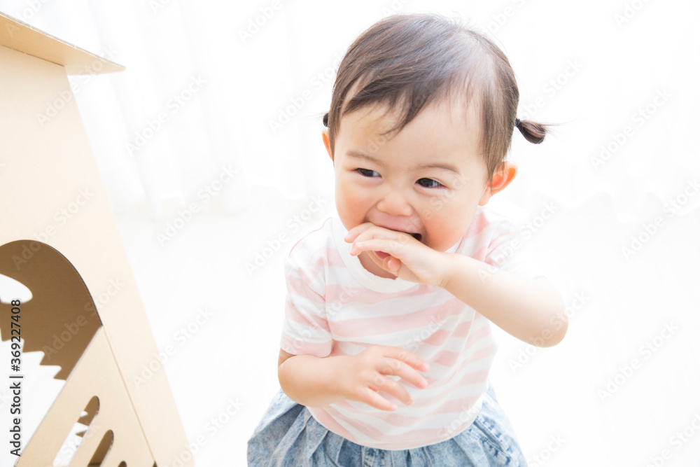 ダンボールハウスで遊ぶ幼児 ダンボールハウスで遊ぶ幼児
