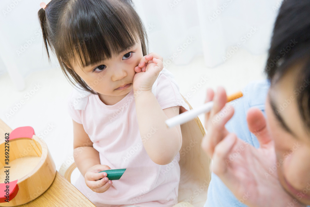 幼児と喫煙する父親