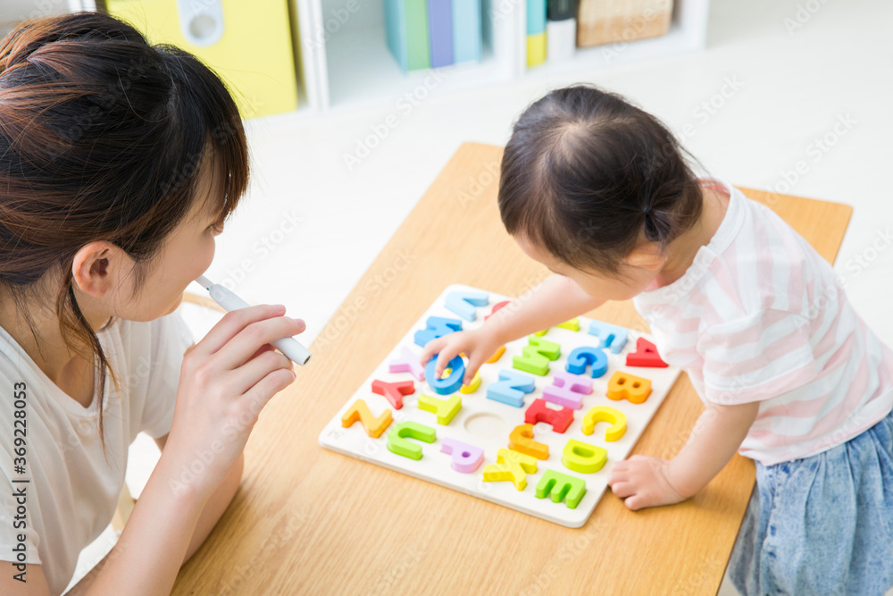幼児と喫煙する母親 幼児と喫煙する母親