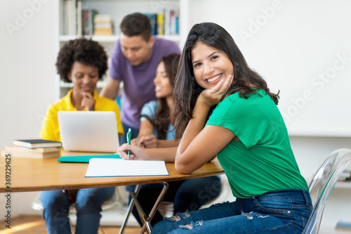 Lachende spanische Studentin beim Computerkurs