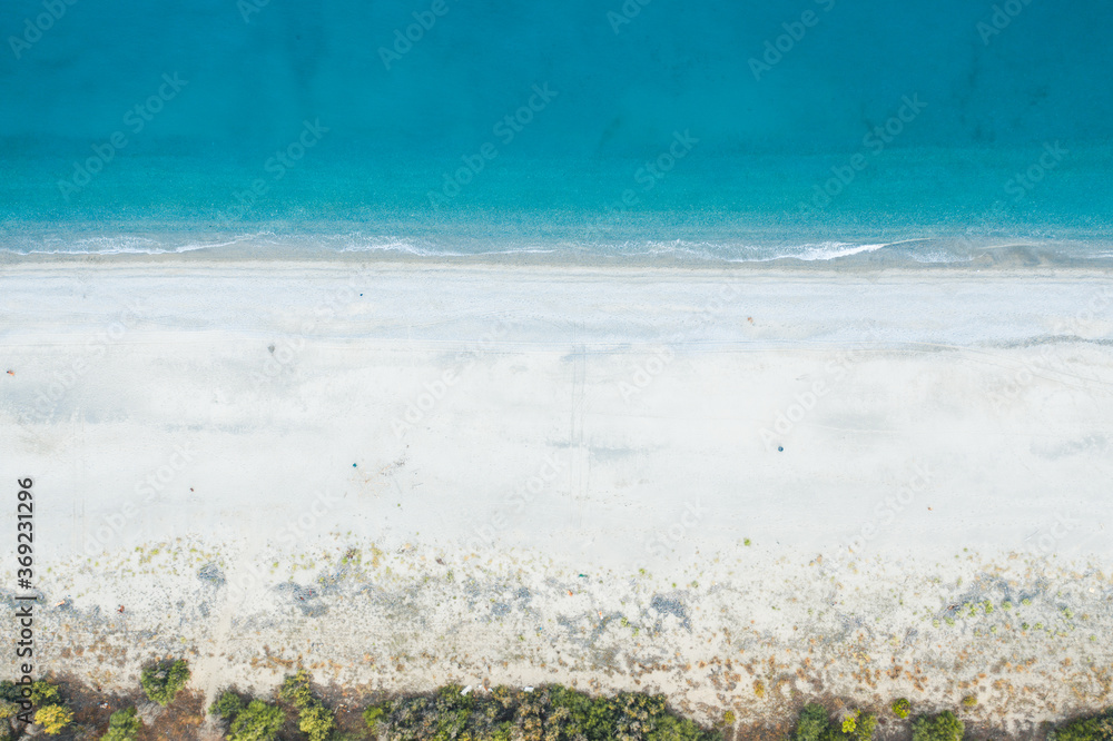 Foto verticale del mare con spiagge in Sardegna