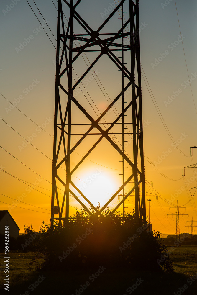 Strommast im Sonnenuntergang