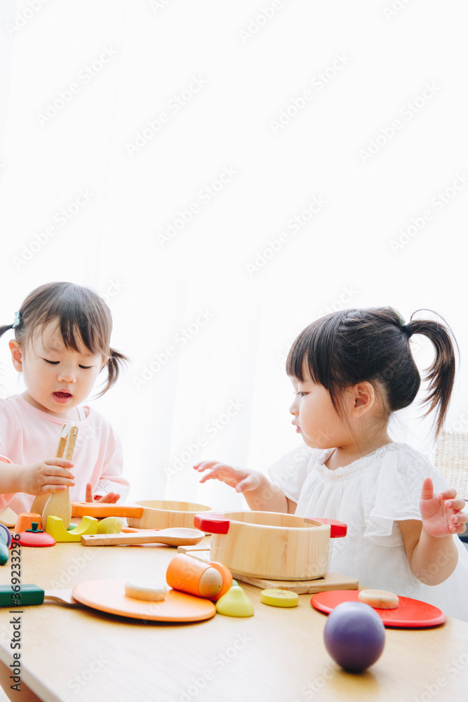 ままごと遊びをする女の子 ままごと遊びをする女の子