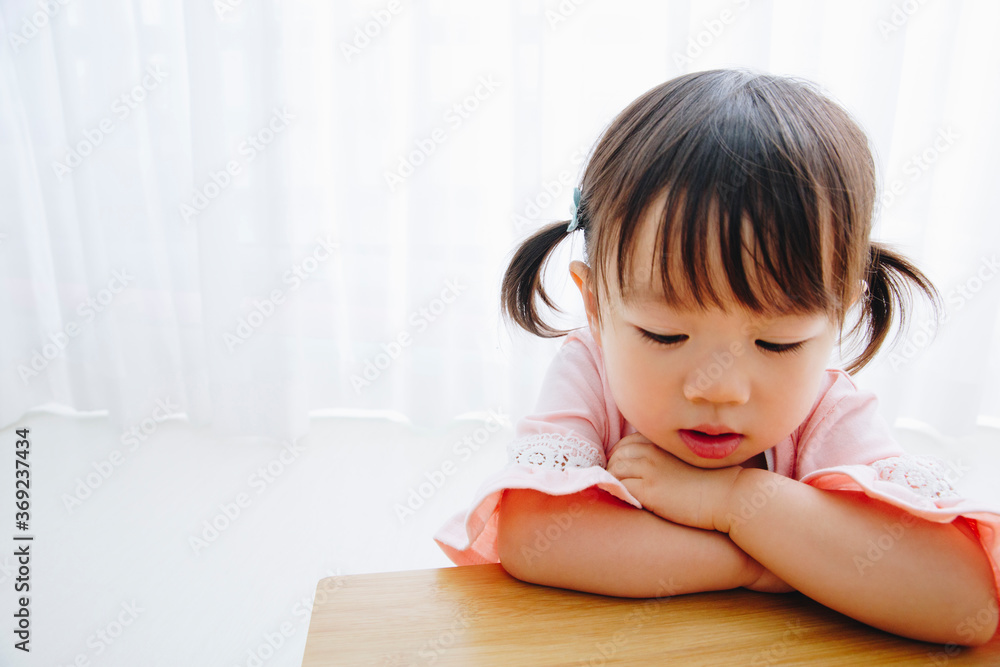 顔を伏せる女の子 顔を伏せる女の子