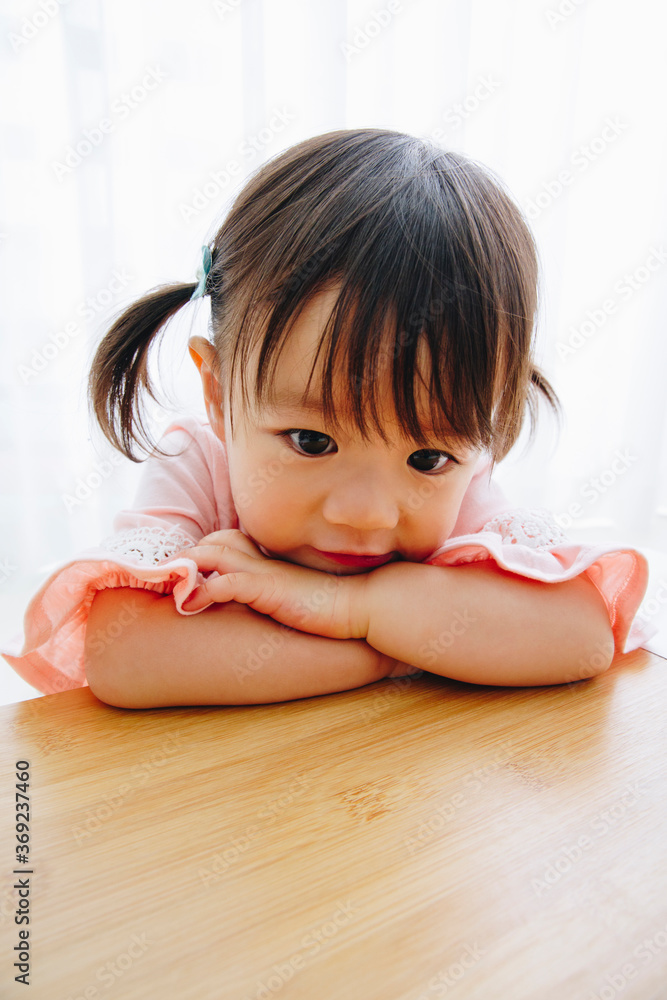 顔を伏せる女の子 顔を伏せる女の子