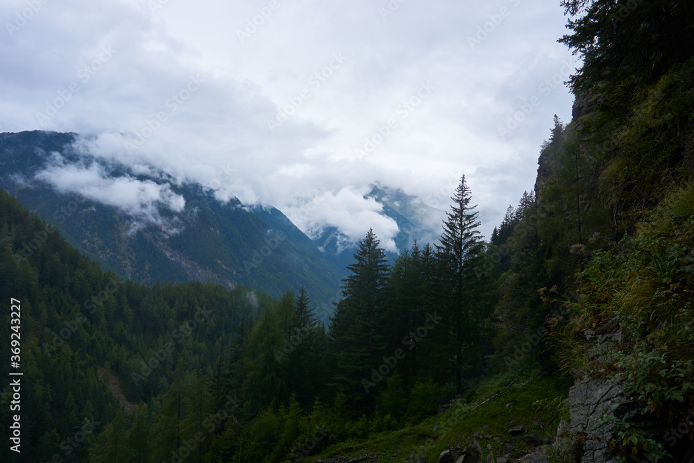 tief hängende Wolken in Bergen über Wändern im Ötztal nahe Umhausen
