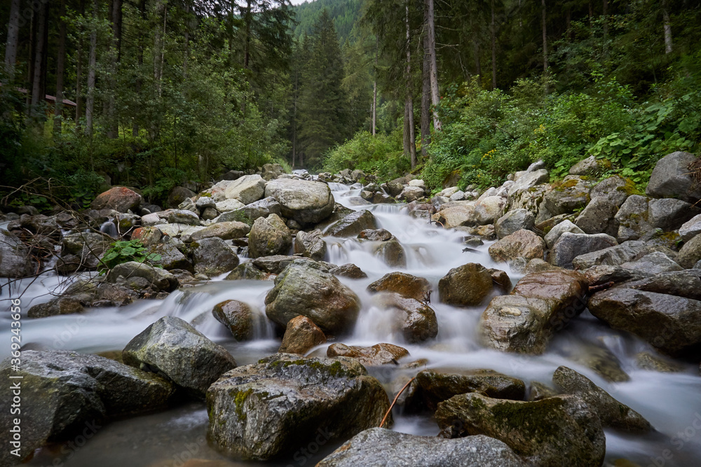 Fluss Bach nach Wasserfall entlang Weg auf Berg Stuibenfall Stock Photo