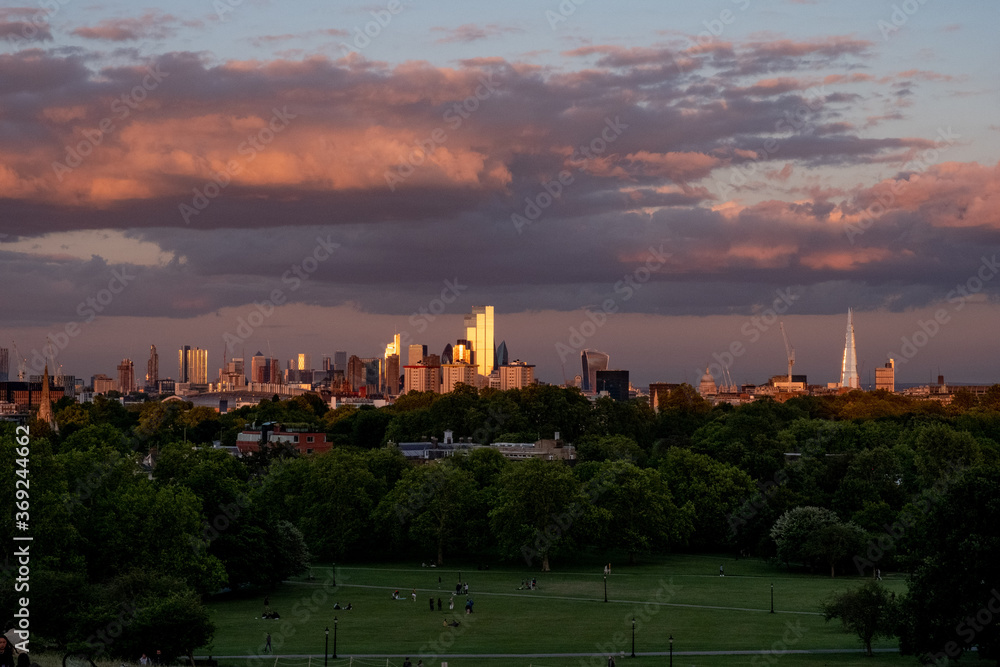 Naklejka premium Golden Hour London Skyline - from Primrose Hill
