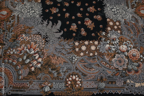 Beautiful, stylish traditional national russian Pavlovo Posad shawl 