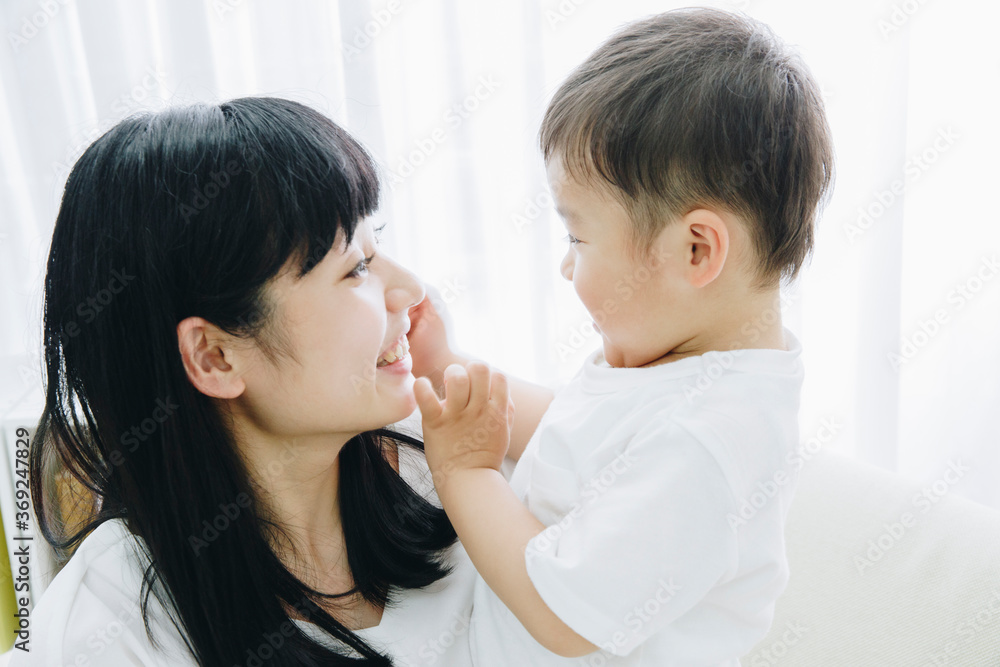 スキンシップする親子