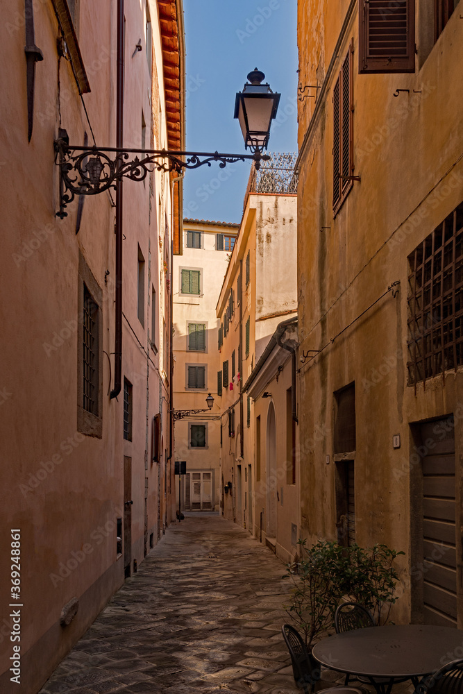 Einsame Straße in der Altstadt von Pistoia in der Toskana, Italien 